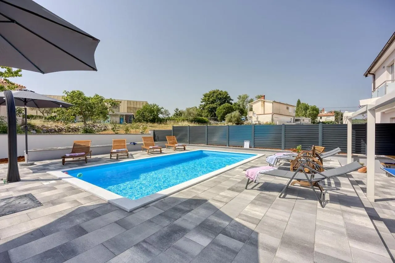 Villa Manda With Private Pool Ровиньско село
